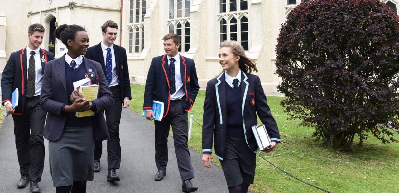 Schüler bei Aktivitäten im Internat
