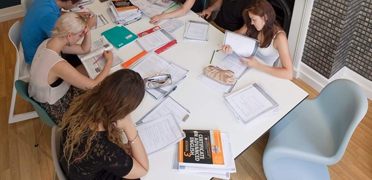 Schüler bei der Vorbereitung auf Sprachzertifikate