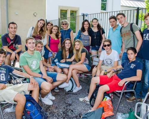 Group picture in the language schools' backyard